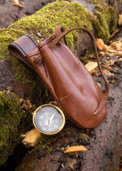 Kompas i messing med læderpose