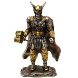 Thor Statue med Mjølner