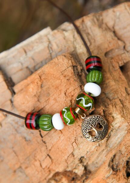 Halskæde med Farvede Glasperler