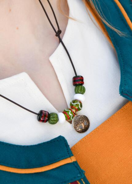 Halskæde med Farvede Glasperler