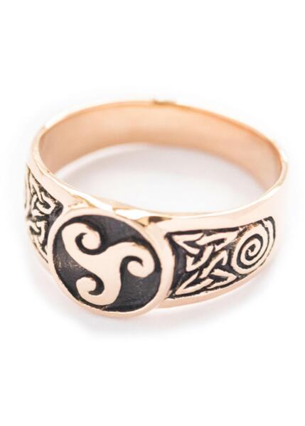 Signetring med Triskelion i Bronze