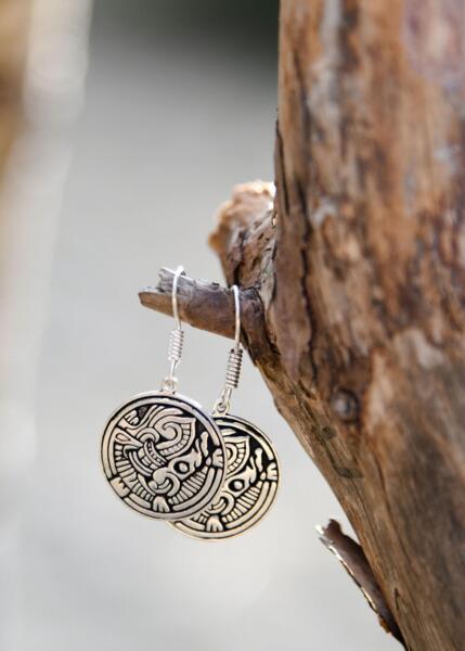 Øreringe med Gripping Beast Motiv