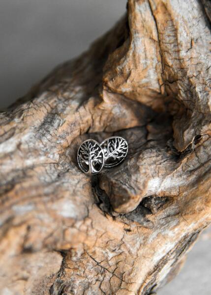 Ørestikker med Yggdrasil