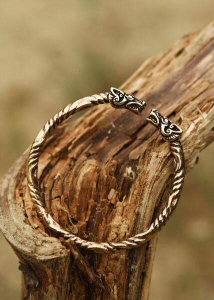 Stor vikingearmring med dragehoveder
