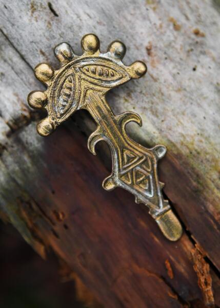 Gotisk knapfibula i messing