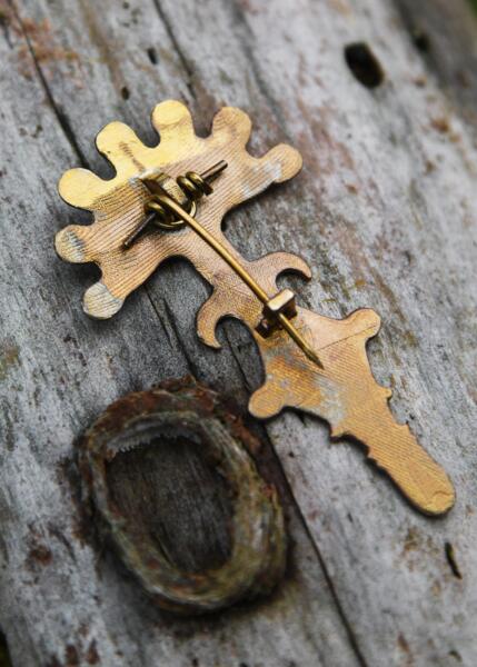 Gotisk knapfibula i messing