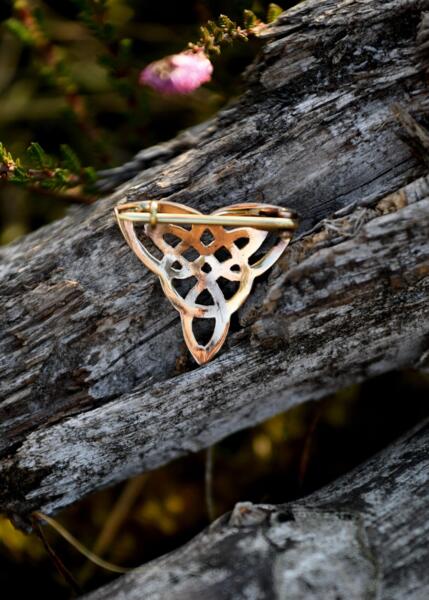 Keltisk triquetra fibula i bronze