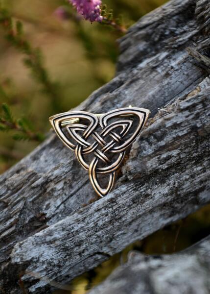 Keltisk triquetra fibula i bronze