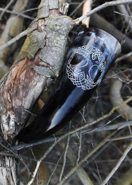 Drikkehorn i ægte horn med stativ