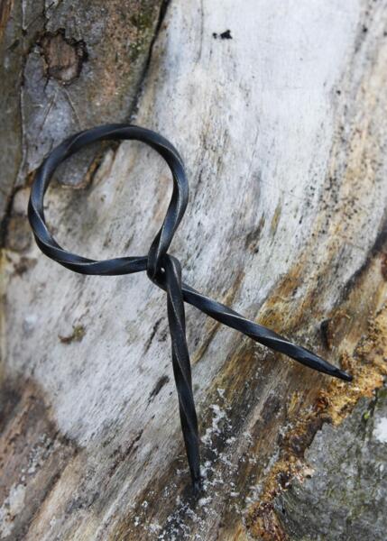 Drikkehorn i ægte horn med stativ