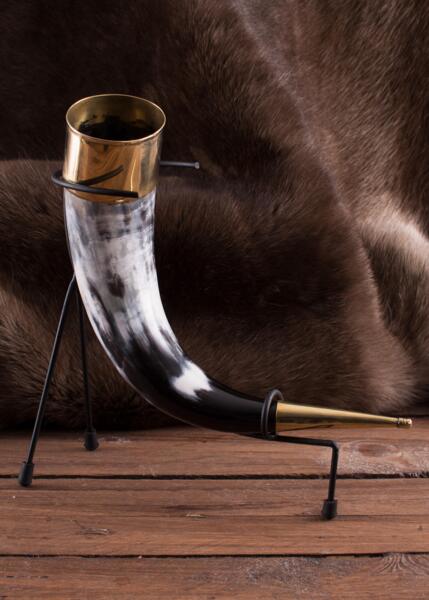 Vikingedrikkehorn med messingbeslag