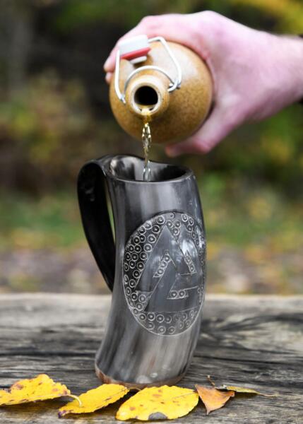 Hornkrus i ægte horn med træbund