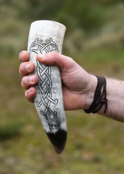 Vikingedrikkehorn – ravne i knudemønster