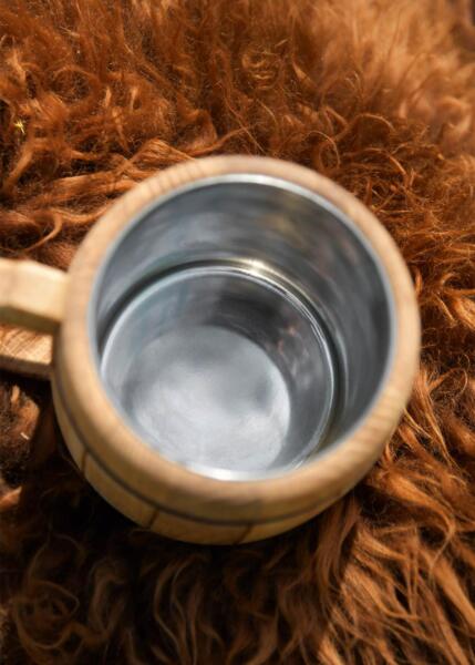 Ølkrus i egetræ med stålindsats