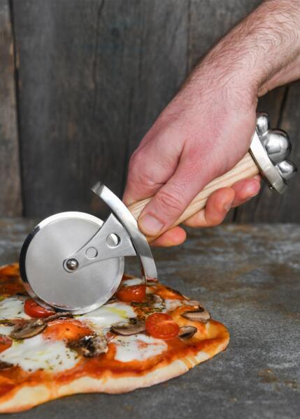 Pizzaskærer formet som vikingesværd