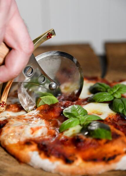 Pizzaskærer formet som tempelridder-sværd