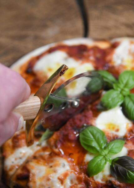 Pizzaskærer formet som tempelridder-sværd