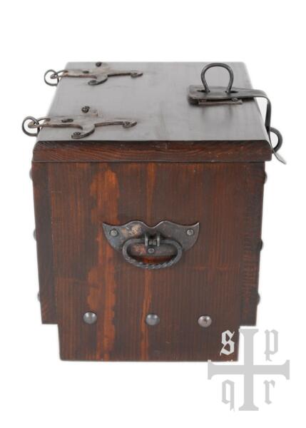 Vikingekiste i træ med Midgårdsorm-motiv