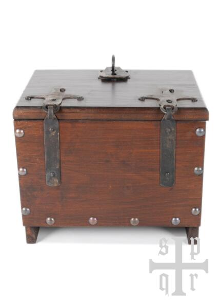 Vikingekiste i træ med Midgårdsorm-motiv