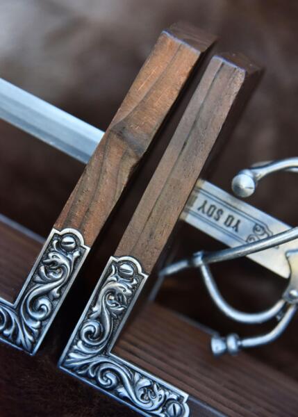 Bogstøtter med sværd