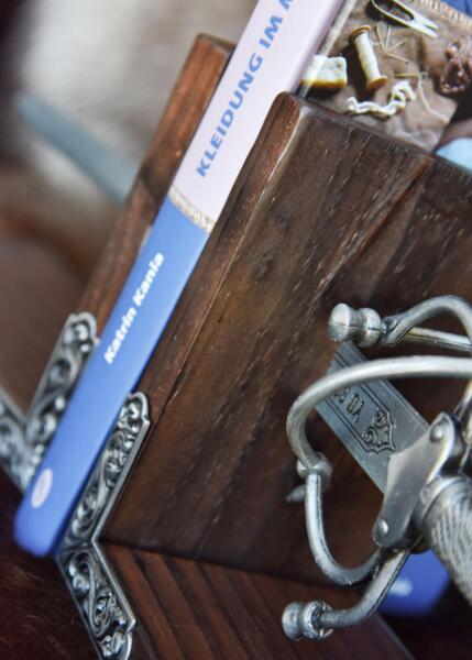 Bogstøtter med sværd