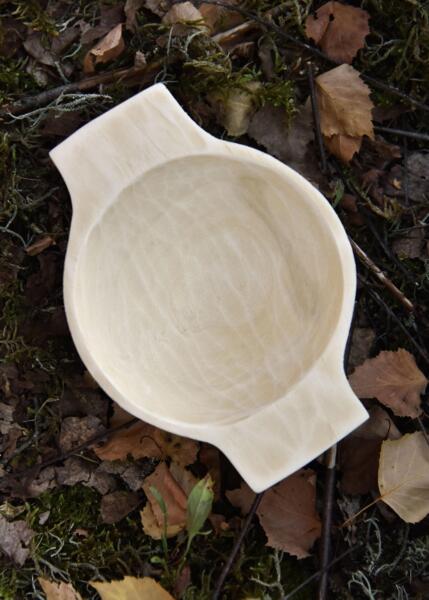 Håndskåret træskål med hanke