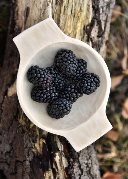 Håndskåret træskål med hanke