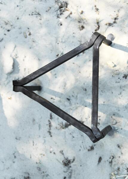 Enkelt trefods-stativ til bål