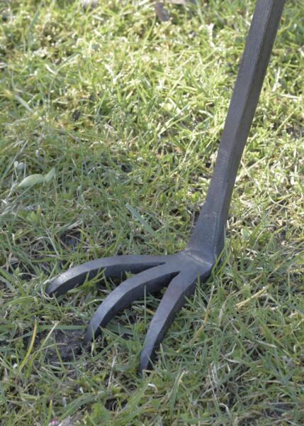 Stor trefod i stål til bål