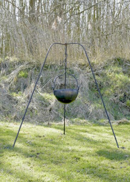 Stor trefod i stål til bål