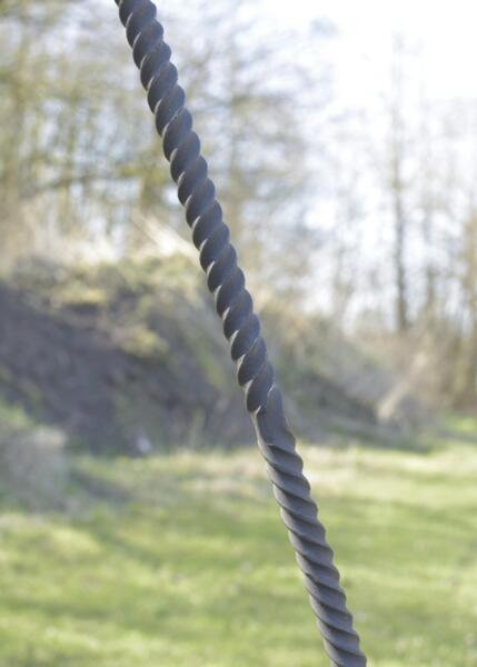 Stor trefod i stål til bål