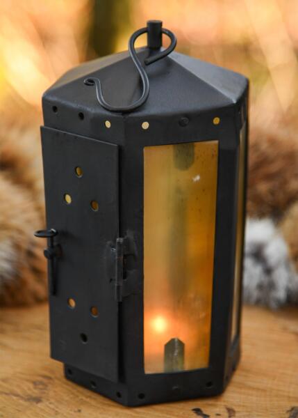 Lantern med hornvinduer
