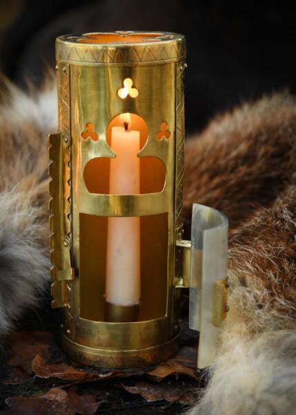 Messinglanterne med hornvindue