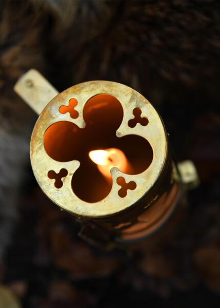 Messinglanterne med hornvindue