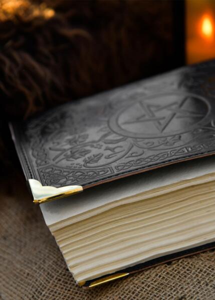 Sort læderdagbog med pentagram