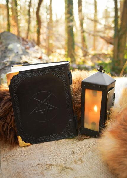 Sort læderdagbog med pentagram
